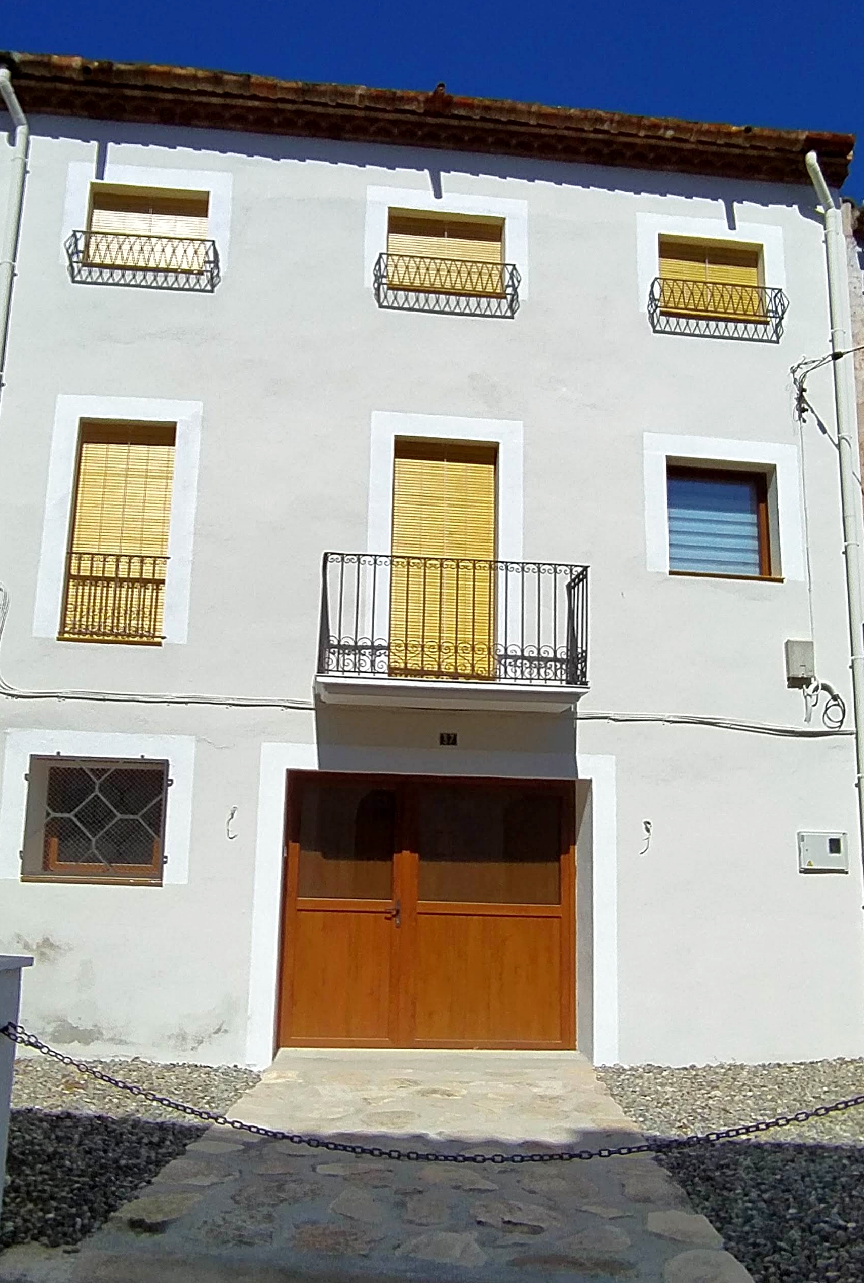 Façana i pati d'accés a l'entrada de Cal Serraller