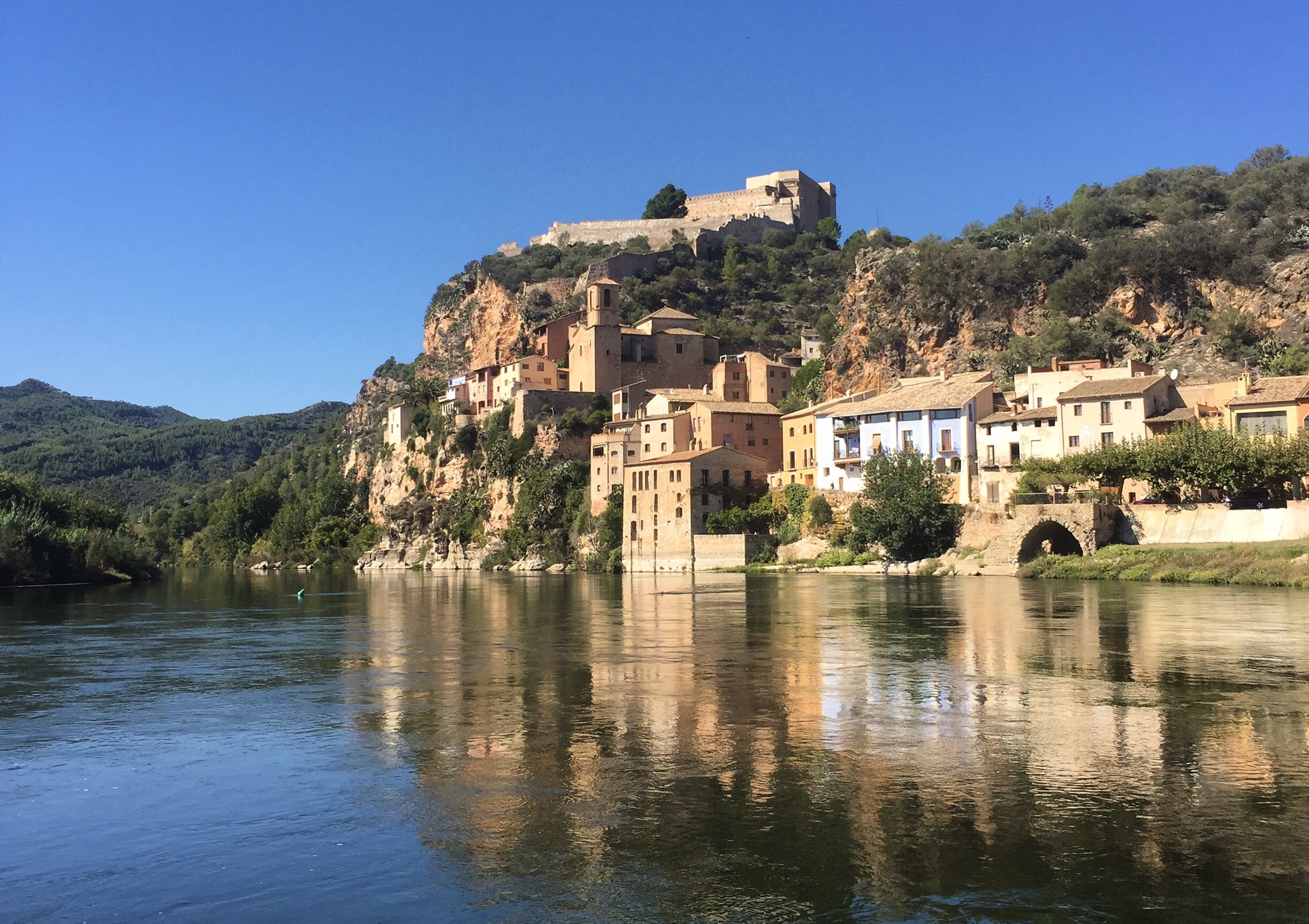 Vista panoràmica del poble de Miravet i el riu Ebre